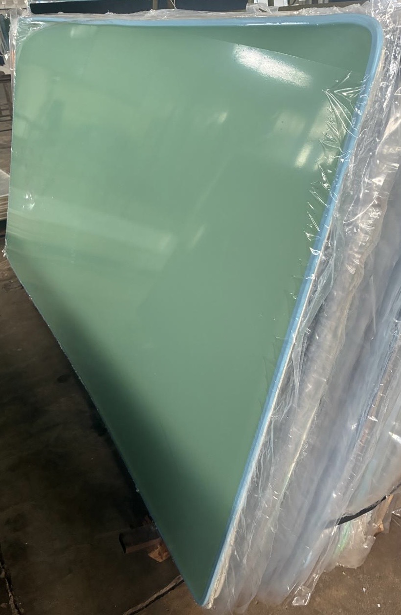 Chapa verde com acabamento protegido no estoque