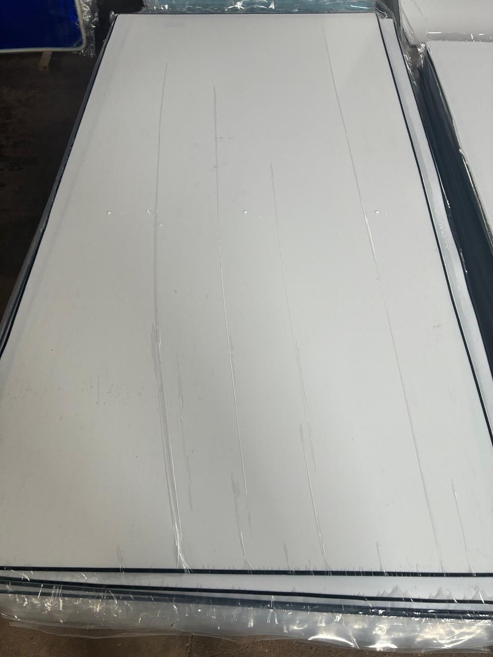 Chapa branca embalada em plástico protetor no estoque